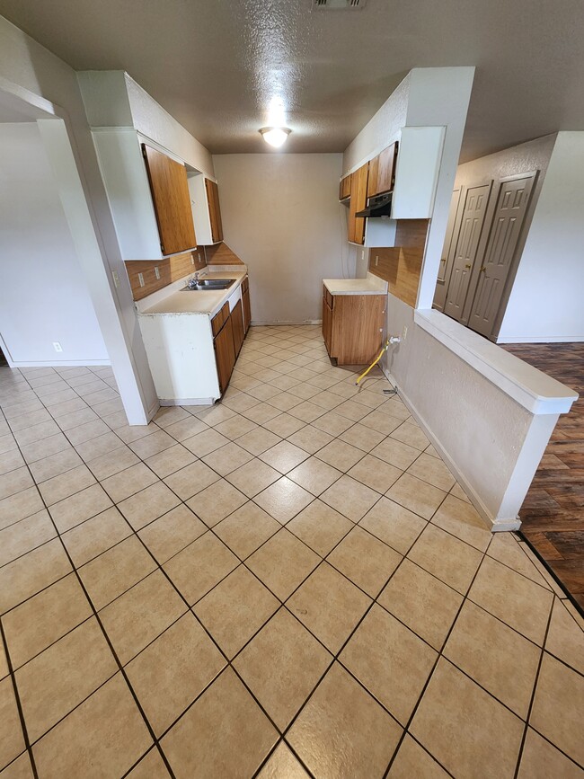 Building Photo - 300 S Cash