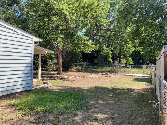 Building Photo - STUDENTS WELCOME! Sprawling Ranch Home w/ Large Fenced Yard