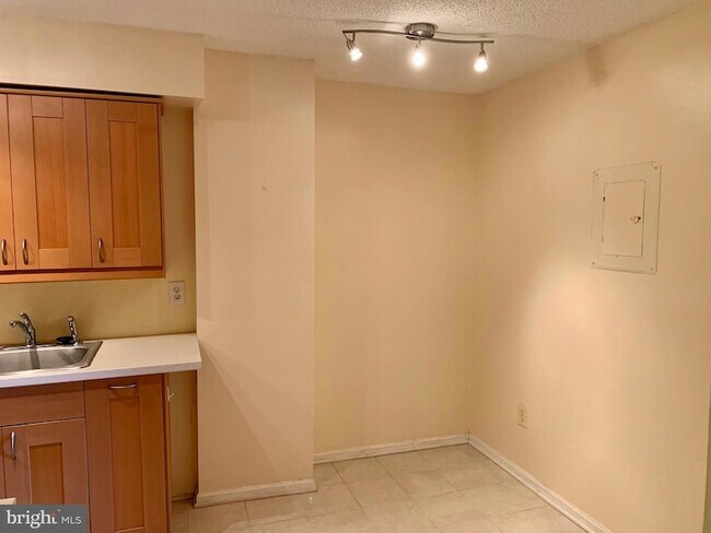 Building Photo - 7401 Westlake Terrace