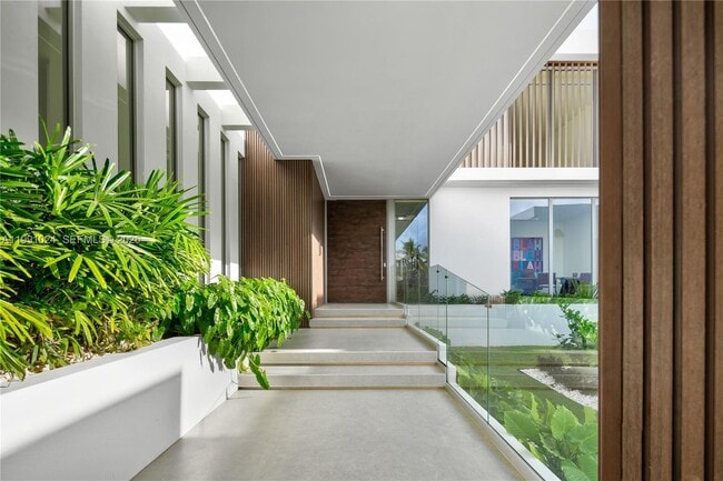 Building Photo - 501 Palm Dr