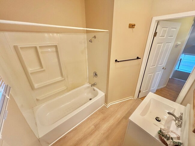 Building Photo - Spacious 3bd House | Driveway | Enclosed Porch