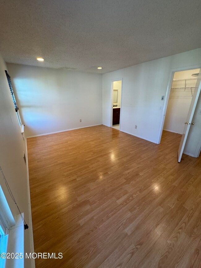 Building Photo - 320 Tulip Ln