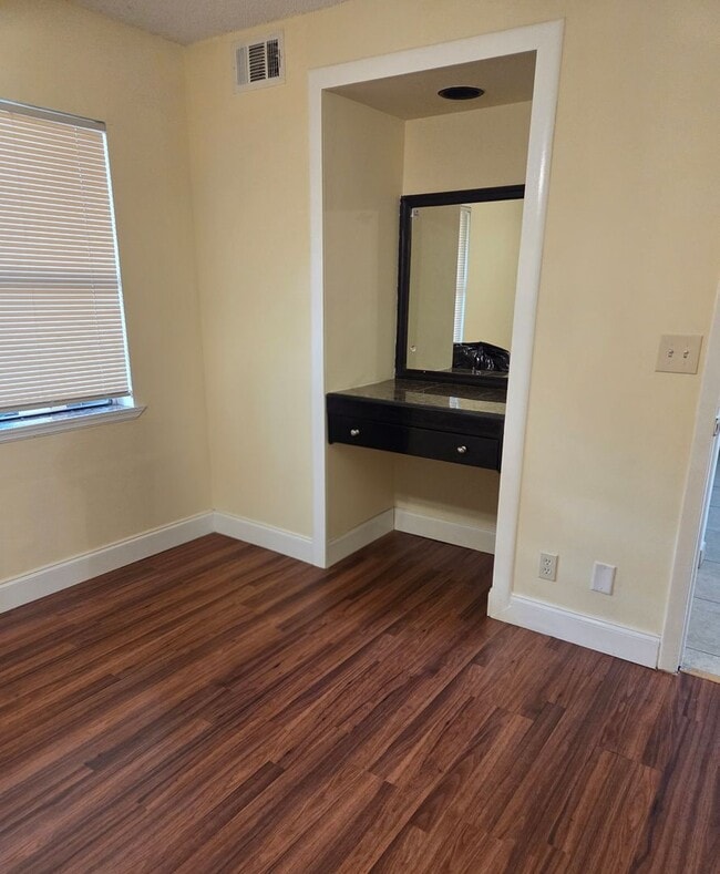 Building Photo - Upgraded 2BR/2BA – Gated Community, Great Amenities!