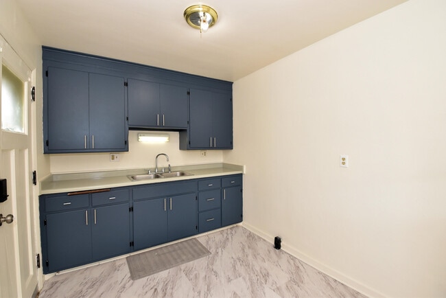 Building Photo - 3115 Lasalle St