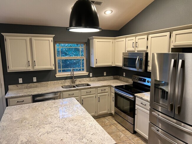 Building Photo - 22 Lyndhurst Dr