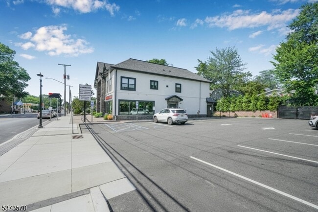 Building Photo - 9 N Beverwyck Rd