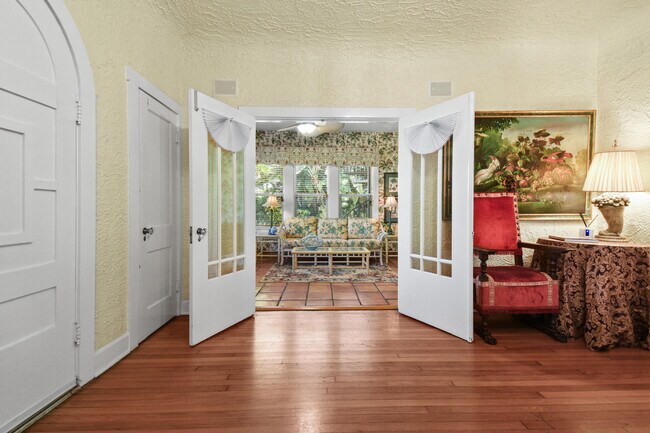 Building Photo - 194 Almeria Rd