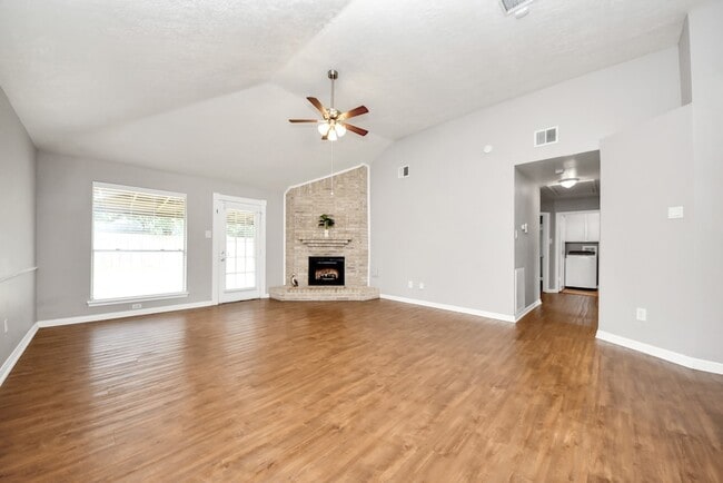 Building Photo - 15739 Oak Mountain Dr