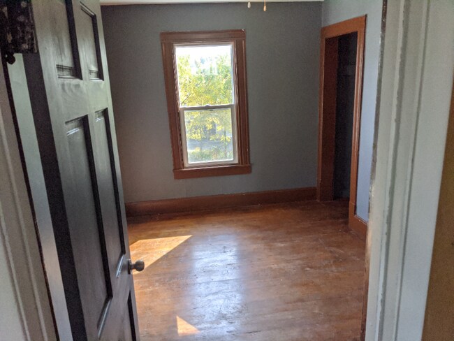 Building Photo - 702 Worden Ave E