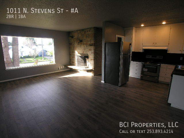 Building Photo - This beautiful 2 bedroom, 1 bath home is m...