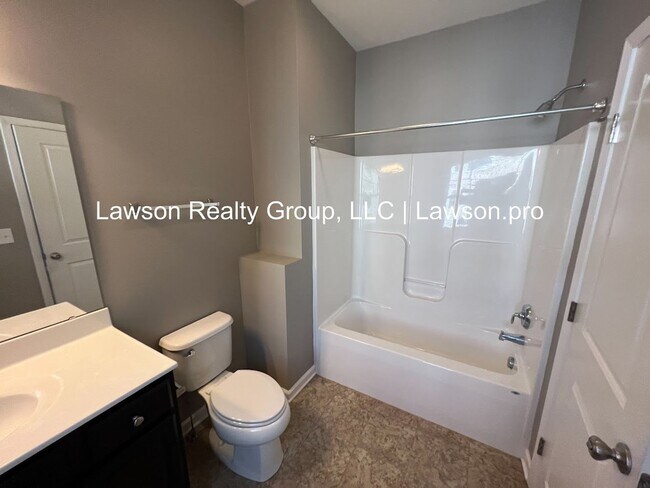 Building Photo - Luxurious Colonial Green Townhome