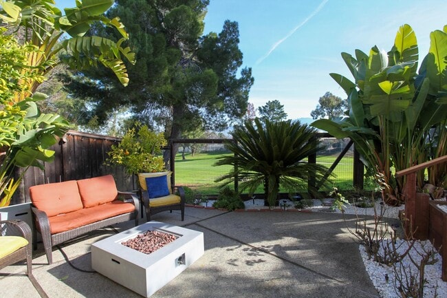 Building Photo - 1632 Siskiyou Dr