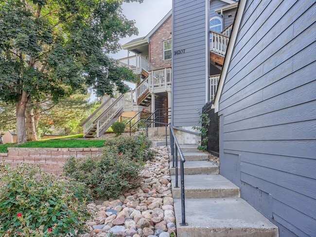 Building Photo - Stunning 2 Bedroom 2 Bathroom condo In Aurora with a garage!
