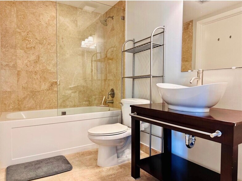 Building Photo - 350 S Miami Ave