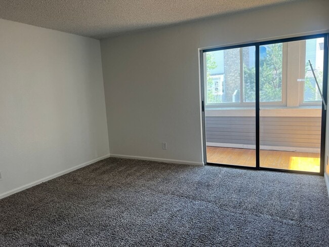Building Photo - Spacious 3 Bed, 2 Full Bath Townhome near the Highline Canel!