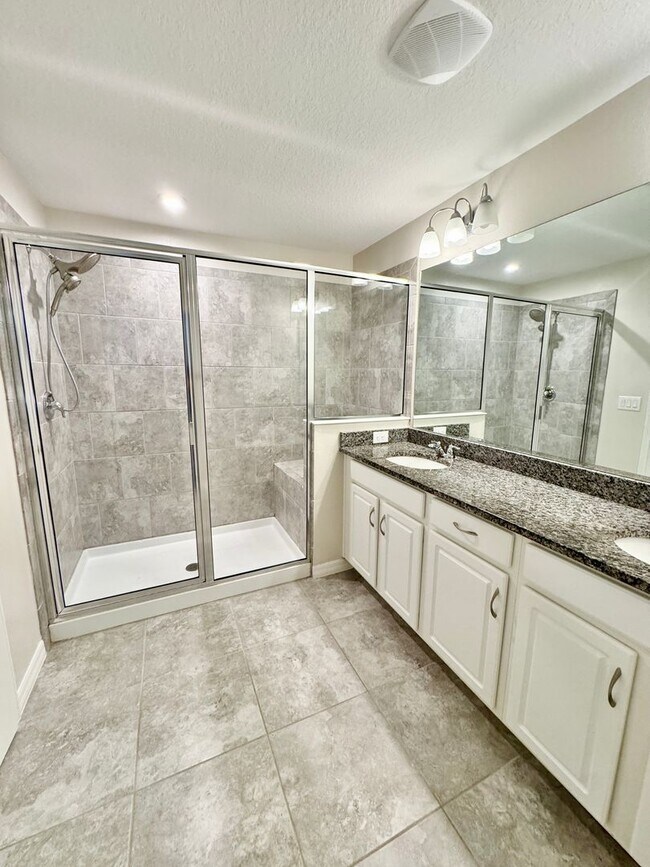 Building Photo - FOR RENT - Beautiful end unit townhouse in Clermont - Waterbrooke