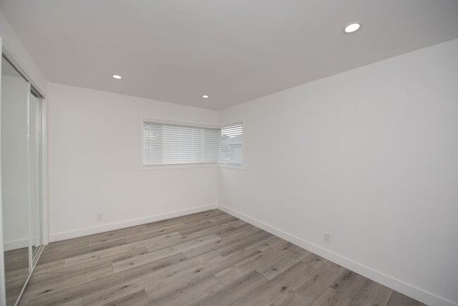 Building Photo - Dover Shores