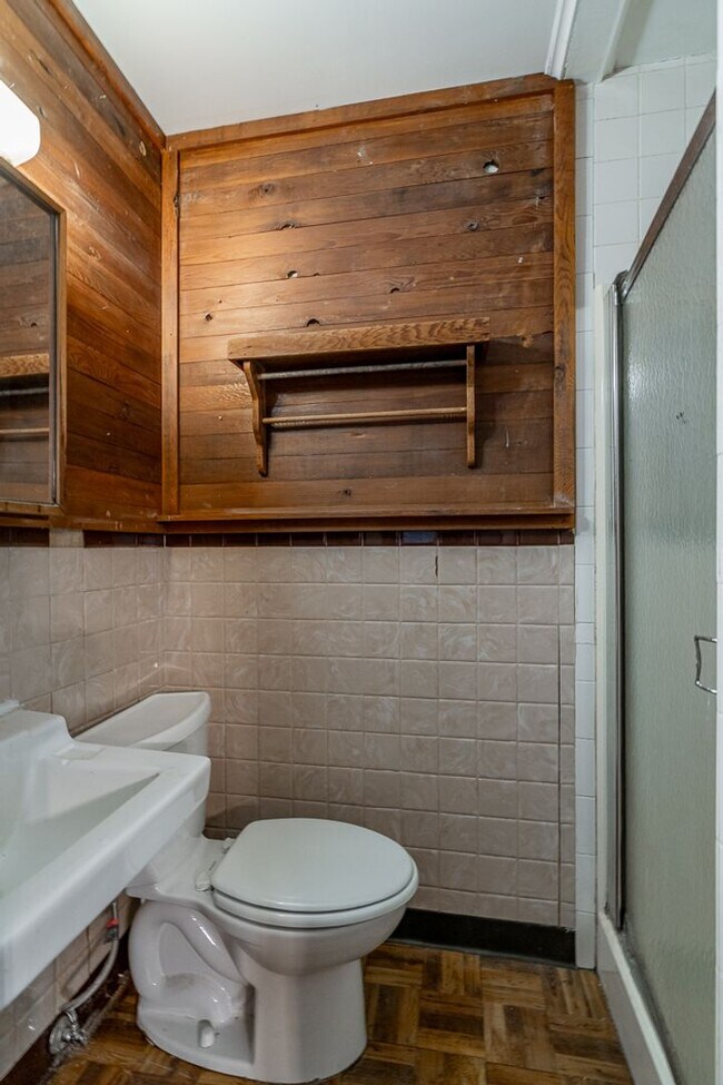 Building Photo - 4 Bedroom Home near UofA! Park-like yard! Lawn care included! Available for Fall semester!