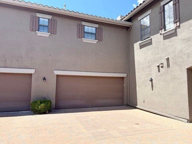 Building Photo - Luxury Fully Furnished Golf Course Condo in Gated Hassayampa!