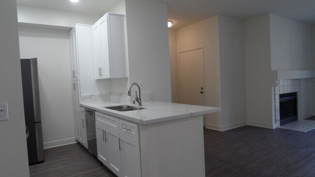 Building Photo - Remodeled, ground level, 1 bedroom, 1 bath condo in Lakeside Garden Grove Community