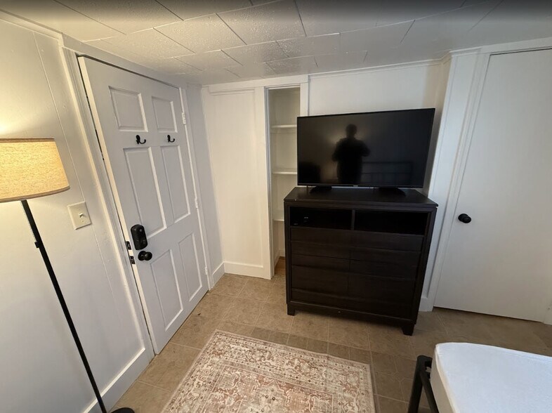 Building Photo - 47 Oak Ter