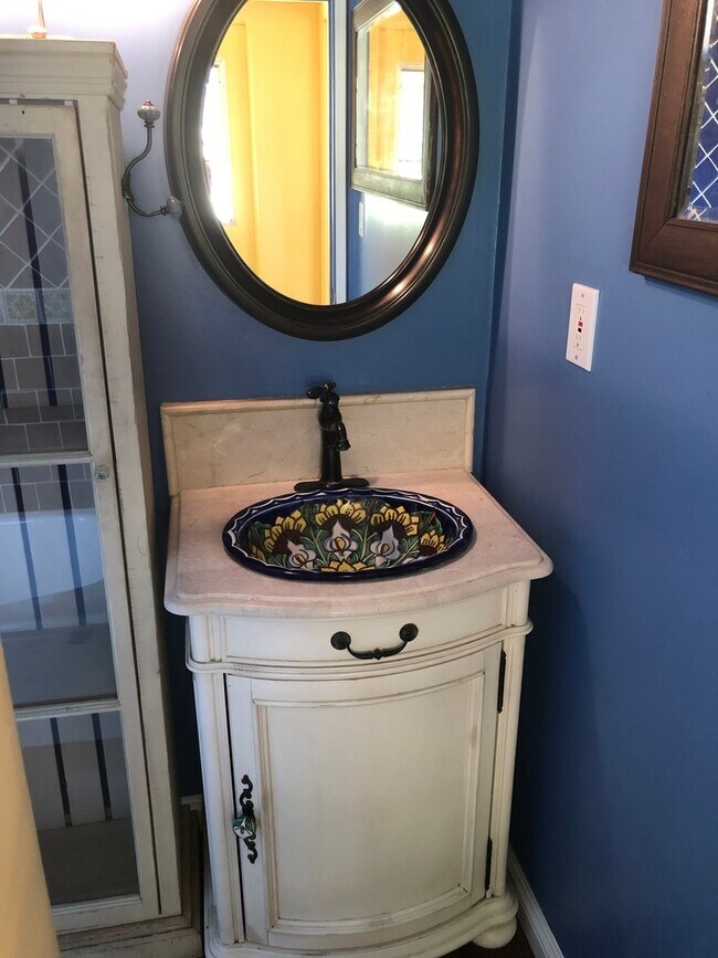 Building Photo - Country Charm In The City!