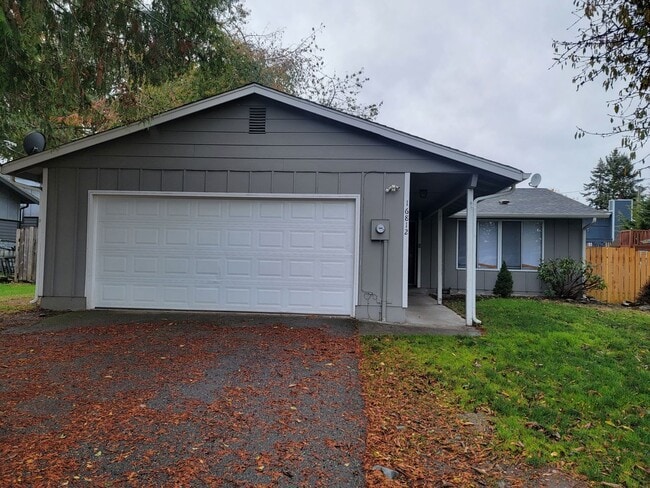 Building Photo - Spacious Spanaway rambler with covered patio and fenced yard.