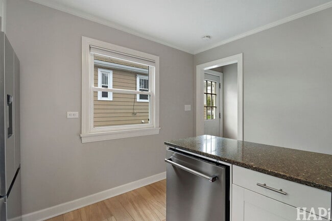 Building Photo - 115 N Hager Ave