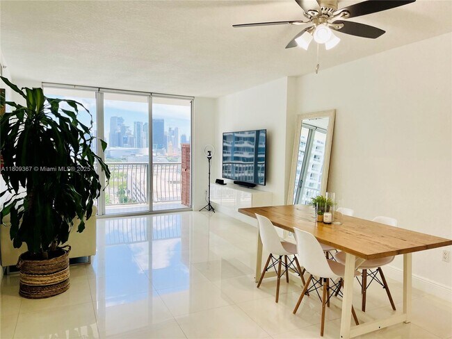 Building Photo - 1750 N Bayshore Dr