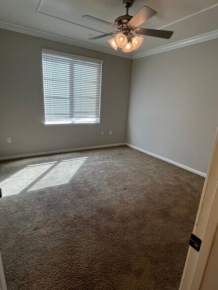 Building Photo - 400 Regatta Lane
