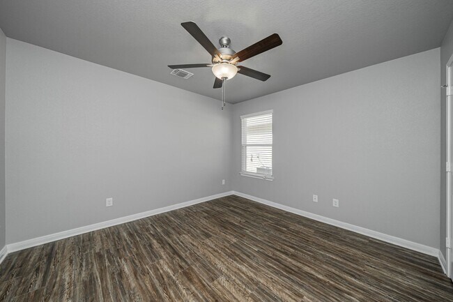 Building Photo - 521 Fallbrook Dr