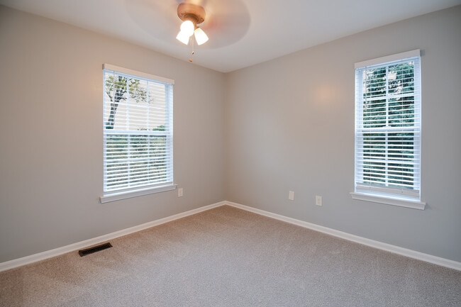 Building Photo - 1374 Village Dr