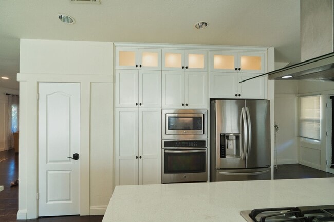 Building Photo - 6407 Dix St