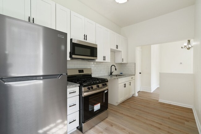 Building Photo - 3 bed 2 bath - fresh updates, central air,...
