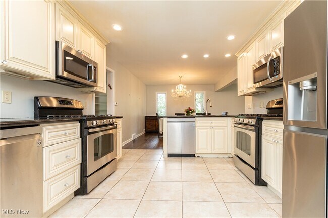 Building Photo - 25035 Penshurst Dr