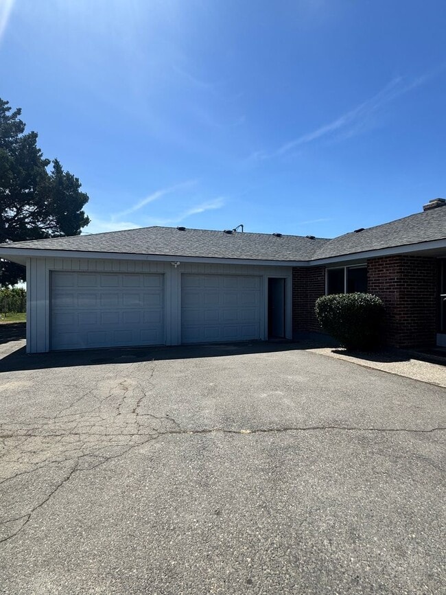 Building Photo - Large lower valley home, freshly remodeled...