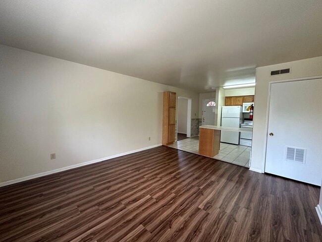 Building Photo - 300 E 16th Ave