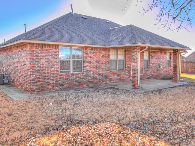 Building Photo - 901 NE 26th Ct