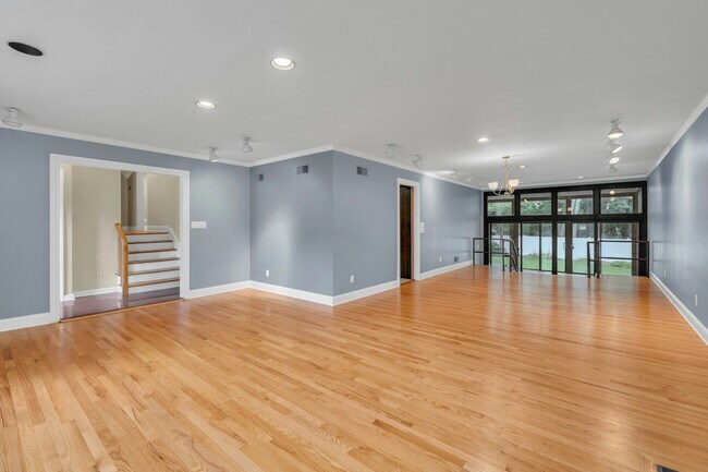 Building Photo - 370 Holland Ln