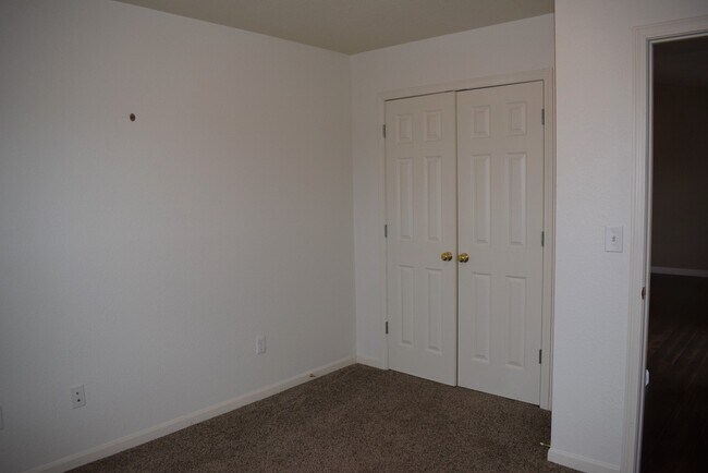 Building Photo - 3 bedroom 2 Bathroom Duplex in Hunters Ridge