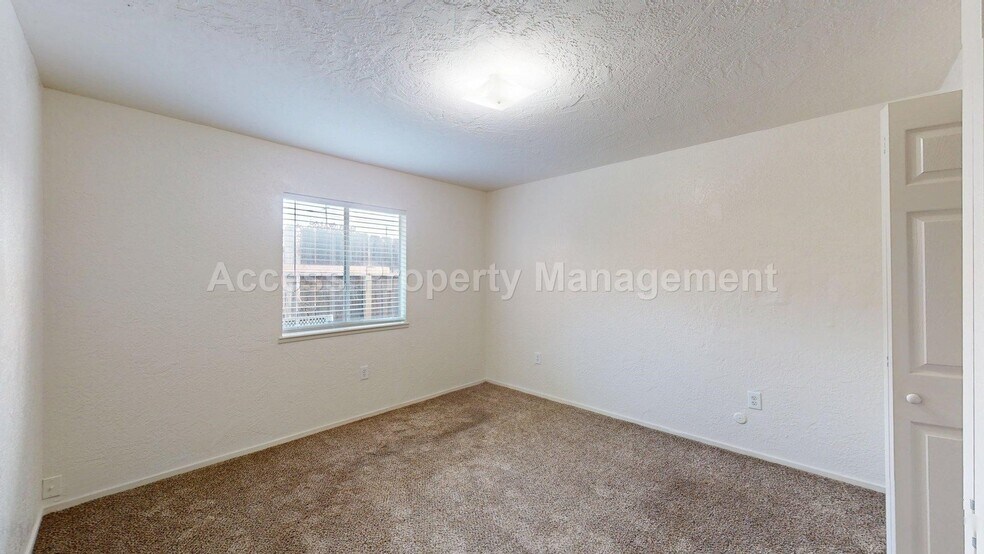 Building Photo - 709 2nd St