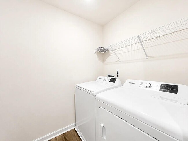 Building Photo - 225 Deskin Ln