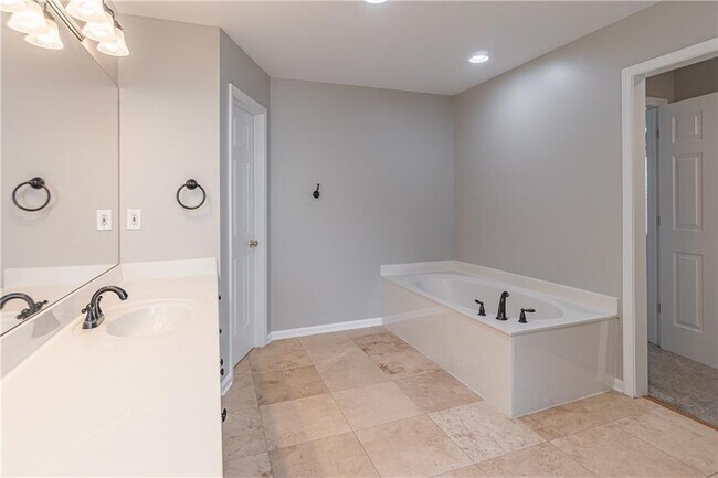 Building Photo - 230 Albrighton Ct