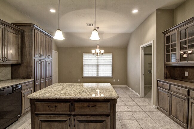 Building Photo - Spacious 3 bedroom/ Study -2264 sq ft.- Edmond Schools - Close to Quail Springs and Chisholm Cree...