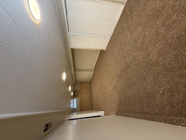 Building Photo - 721 Robins Ave