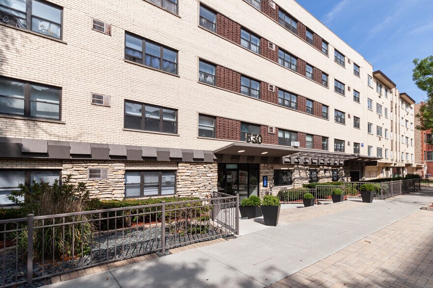 Building Photo - 520 W Aldine Ave