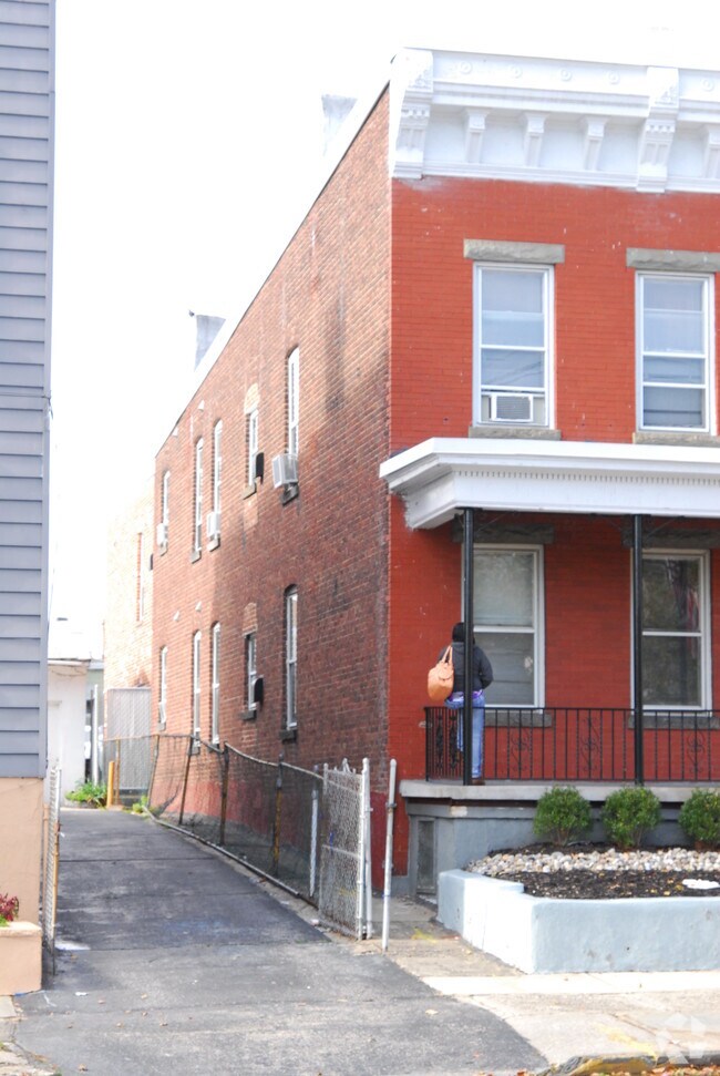 Building Photo - 419 High St