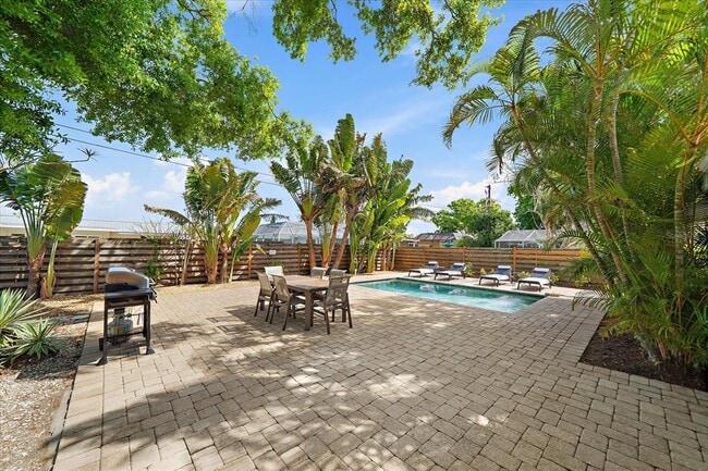 Building Photo - 2650 Leafy Ln