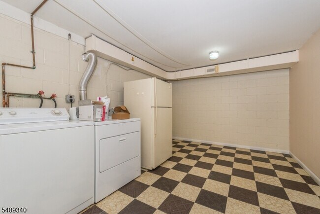 Building Photo - 388 Morris Ave