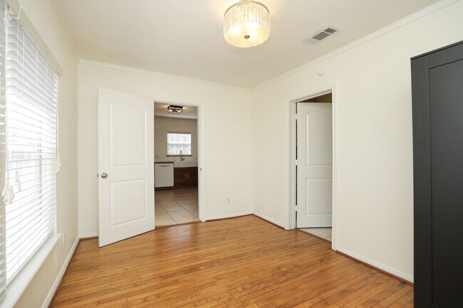 Building Photo - 905 Kern St